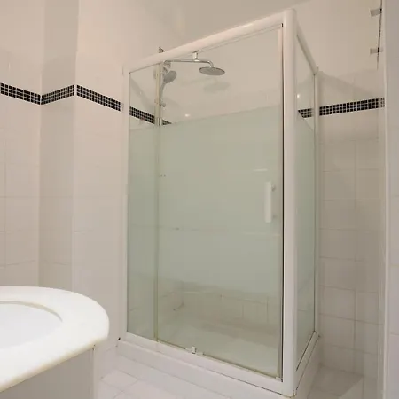 Chic Two Bedroom Steps From Champs Elysees Daire Paris