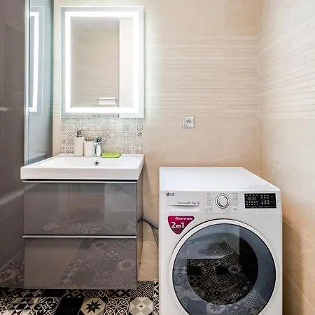 Daire Chic Two Bedroom Steps From Champs Elysees Paris