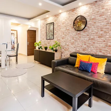 Chic Two Bedroom Steps From Champs Elysees *