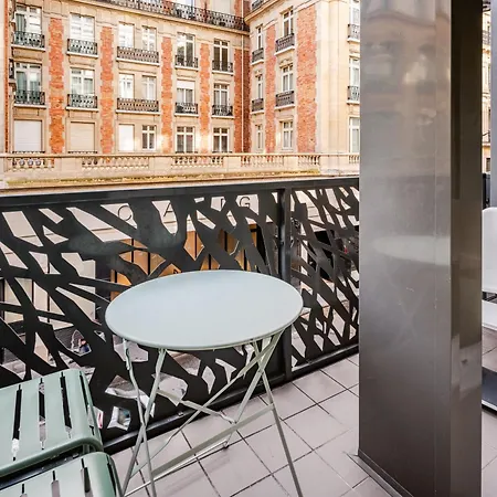 Chic Two Bedroom Steps From Champs Elysees Daire