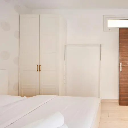 Chic Two Bedroom Steps From Champs Elysees Daire