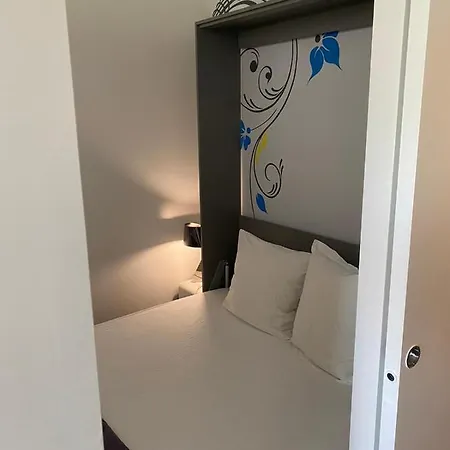 Apartment Ponthieu - Hala Paris