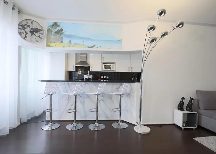 Apartment Chic Two Bedroom Steps From Champs Elysees *