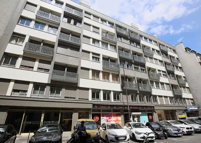 Chic Two Bedroom Steps From Champs Elysees Paris