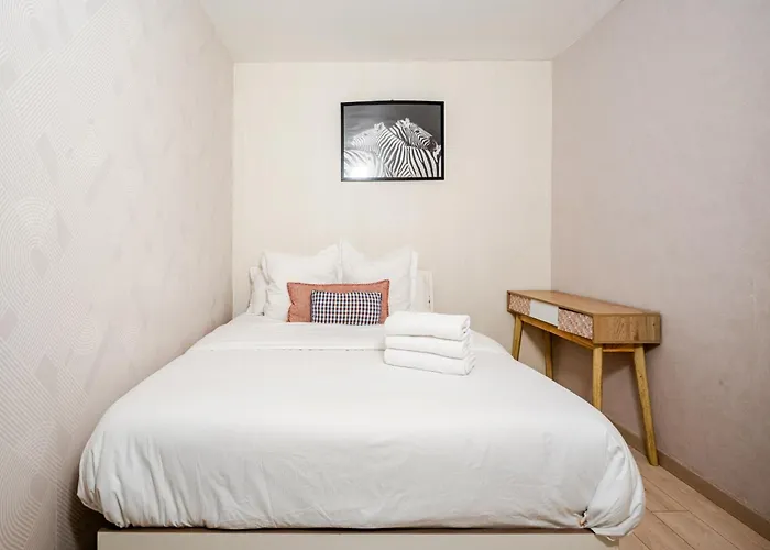 Chic Two Bedroom Steps From Champs Elysees *