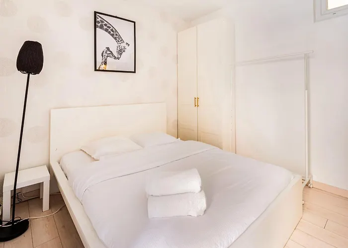 Apartment Chic Two Bedroom Steps From Champs Elysees