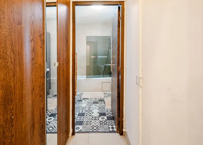 Chic Two Bedroom Steps From Champs Elysees * Paris