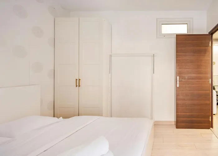Chic Two Bedroom Steps From Champs Elysees Apartment