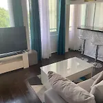 Appartement Chic Two Bedroom Steps From Champs Elysees Parijs