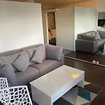 Chic Two Bedroom Steps From Champs Elysees * Parijs