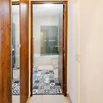 Chic Two Bedroom Steps From Champs Elysees * Parijs