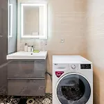 Appartement Chic Two Bedroom Steps From Champs Elysees Parijs