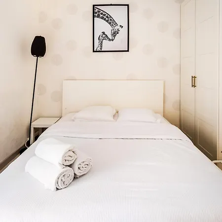 Chic Two Bedroom Steps From Champs Elysees * باريس