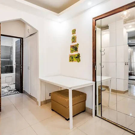 Chic Two Bedroom Steps From Champs Elysees * باريس