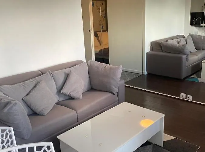 Chic Two Bedroom Steps From Champs Elysees * باريس