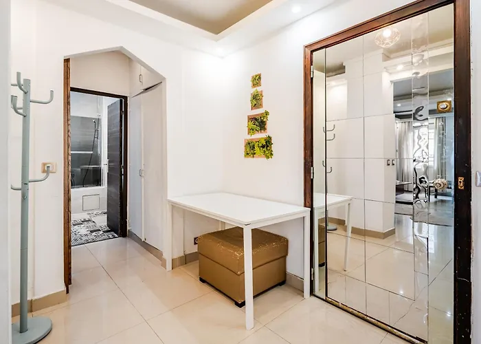 Chic Two Bedroom Steps From Champs Elysees * باريس