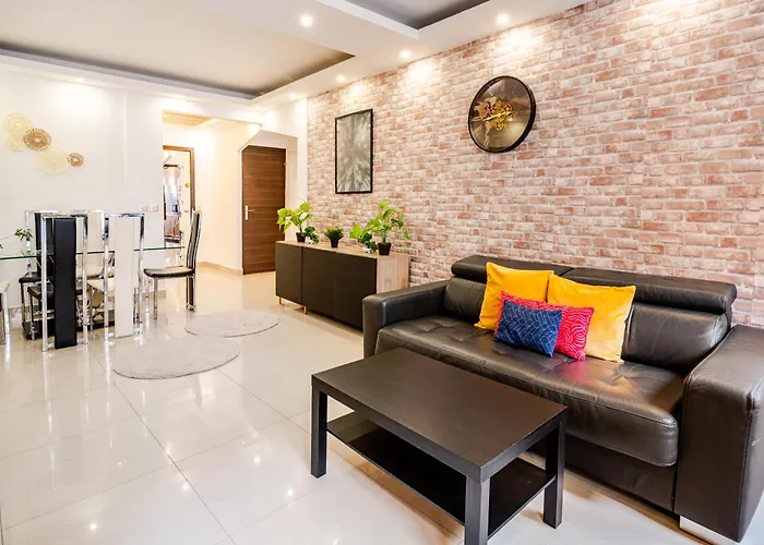 Chic Two Bedroom Steps From Champs Elysees *