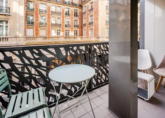 Chic Two Bedroom Steps From Champs Elysees شقة