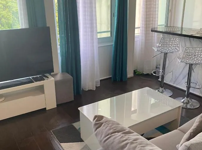 Apartamento Chic Two Bedroom Steps From Champs Elysees Paris