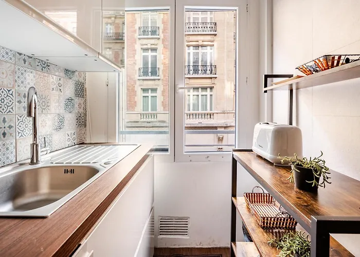 Apartamento Chic Two Bedroom Steps From Champs Elysees *